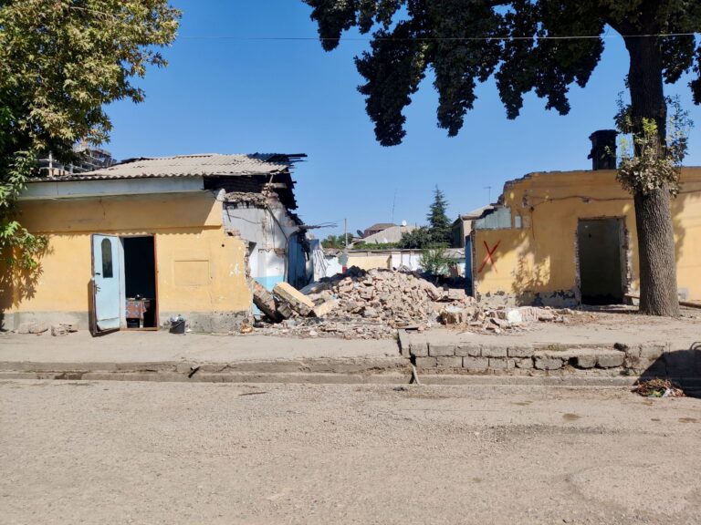 Now there aren't too many slums in the world that I'd be able to waltz through without issue while snapping pics, but I guess it's a testament to Tajiks that no one bothered me around here? 