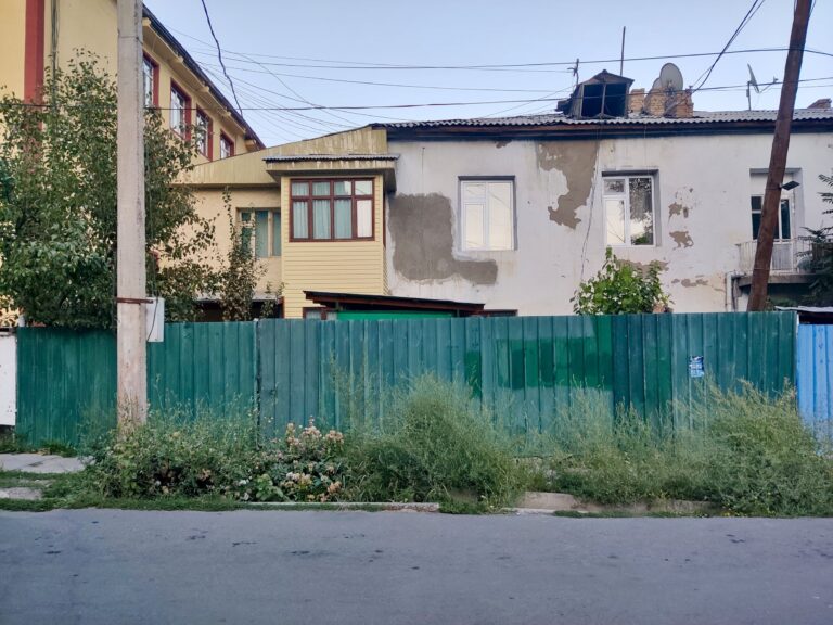 More scenes from aronud town... 