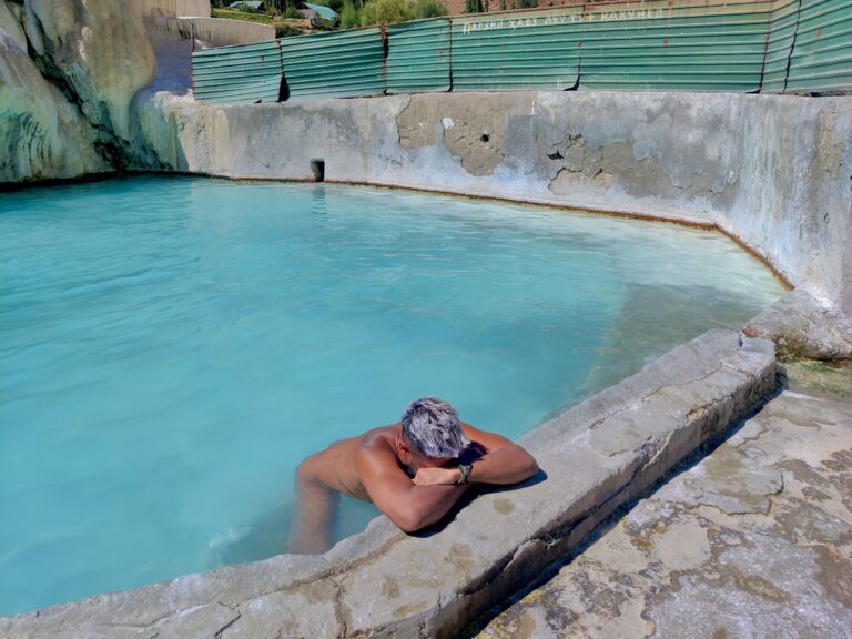 Took a while before the pool was empty enough to sneak a quick shot. Didn't realise I'd be so obviously naked from this angle, but oh well.
