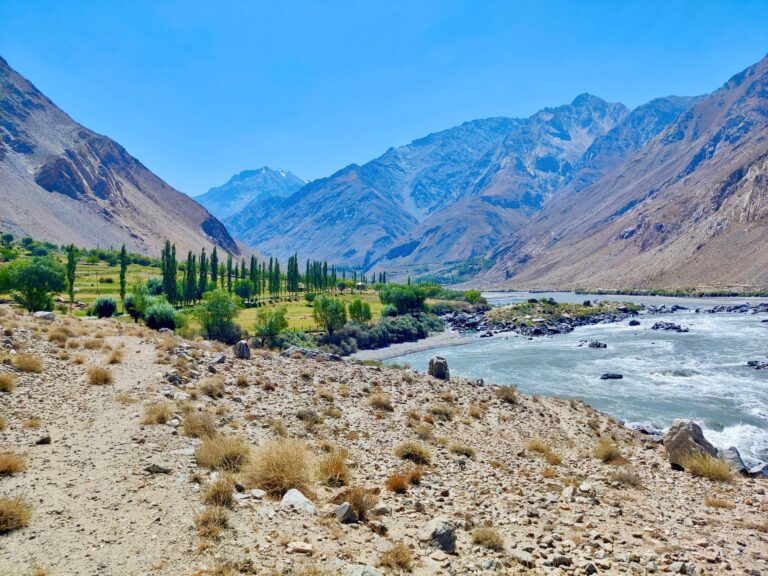 Tbf, it could be pretty lush on the Tajik side of the border round these particular parts as well. I love this scene. The greenery, the turbulent river, the spectacular mountains, the barren foreground. Such a feast for the eyes, this mountain valley!
