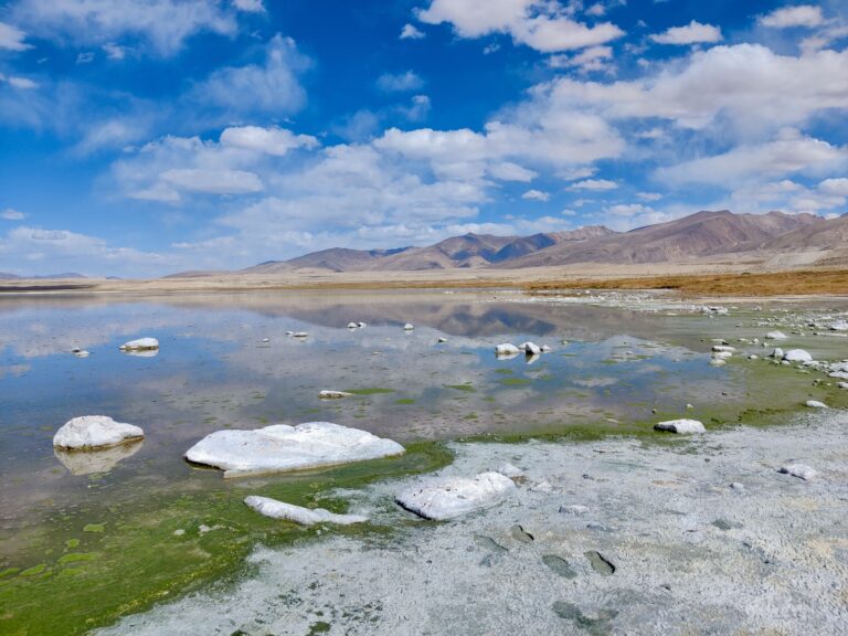 Once you wander down to the shoreline, there's a fairly nasty stench (I think sulfur?), but the insanity of the surrounds keeps you hooked.