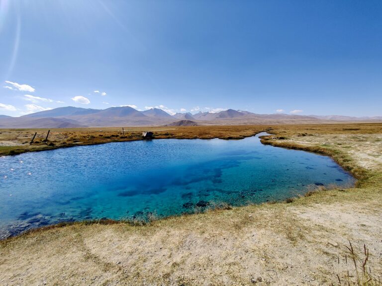 Stopped at this place on the way out: Ak-Bulak Spring. A crystal clear pond where you can see all the way to the bottom (it's surprisingly deep) and which supposedly has fishes swimming it. Couldn't see any of them tho.